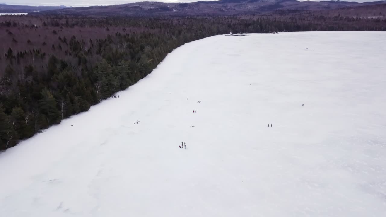Vista aerea della pesca sul ghiaccio sul laghetto Fitzgerald, Maine