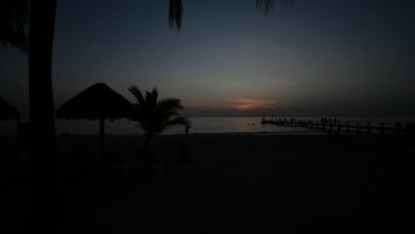 Un-Hermoso-Atardecer-En-La-Playa-De-Cozumel-Mexico