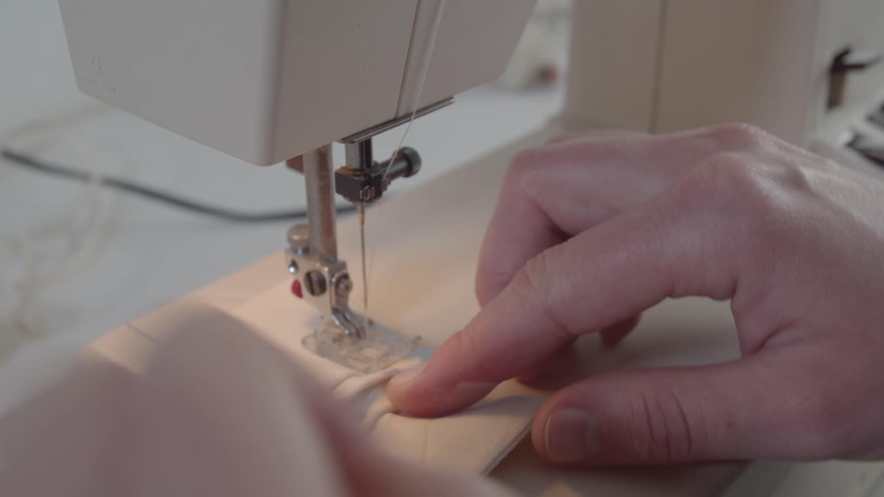 코로나 바이러스 전염병 기간 동안 마스크의 측면을 매는 매