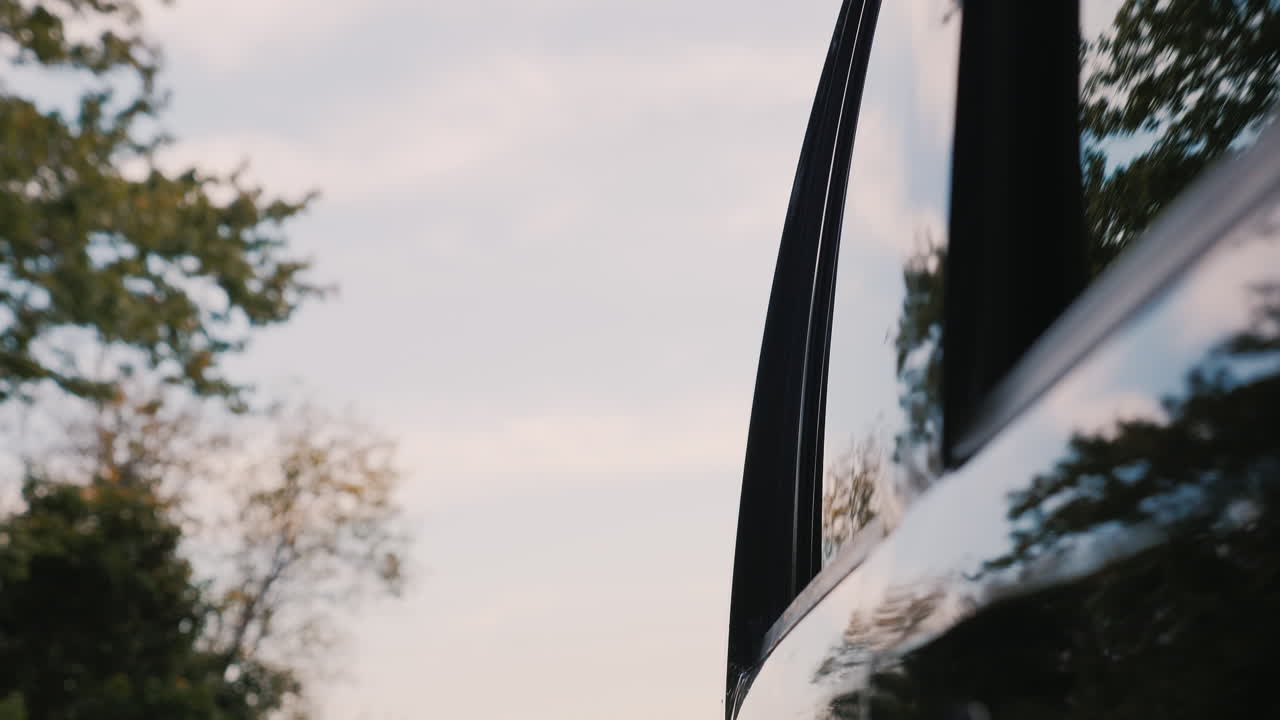 осенний лес отражается от движущегося автомобиля