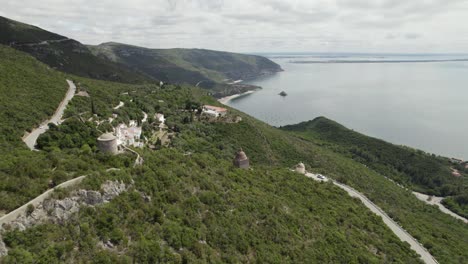 Serra-Da-Arrabida-Mit-Meer-Im-Hintergrund,-Halbinsel-Setúbal,-Portugal