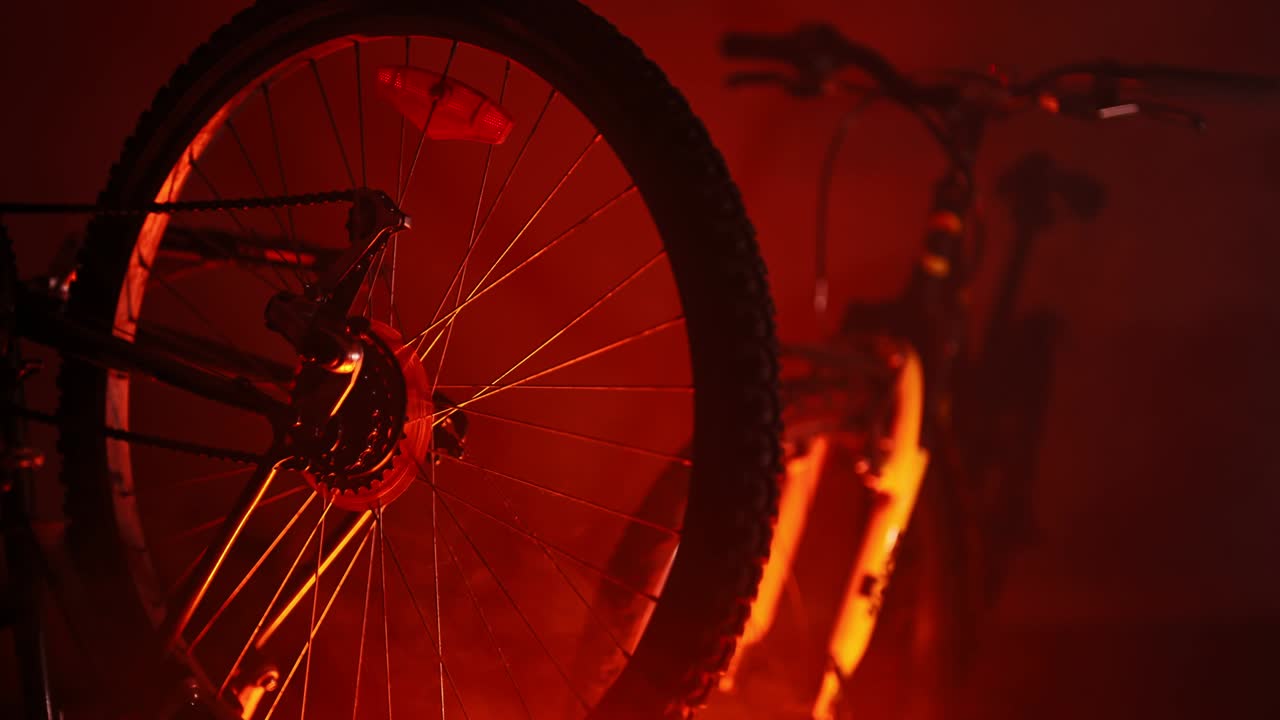 Ruota di bicicletta in officina. Effetti RGB