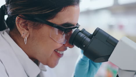 mujer feliz, científico y microscopio en medicina forense