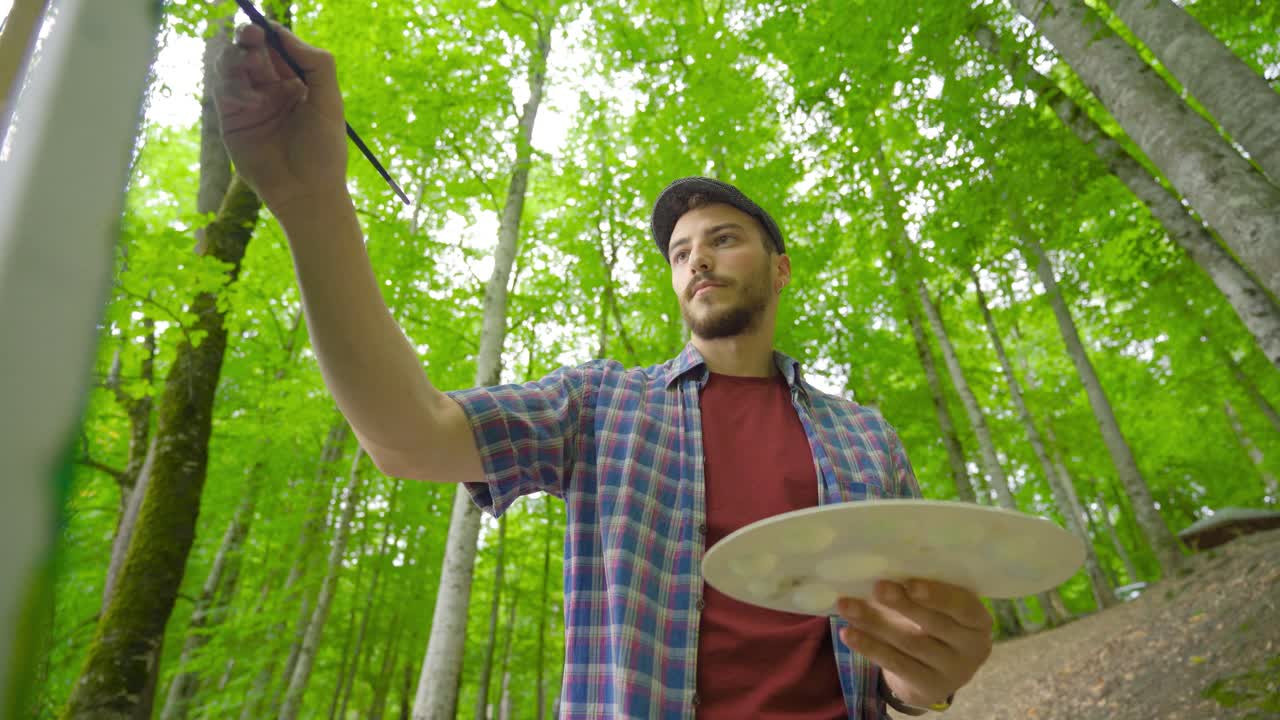 el pintor elegante pinta en lienzo.