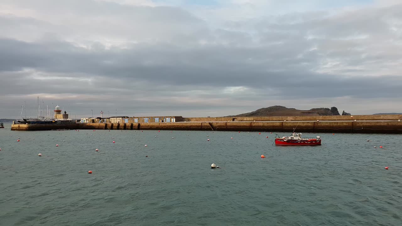 vista sobre el mar de irlanda desde el hermoso pueblo de howth