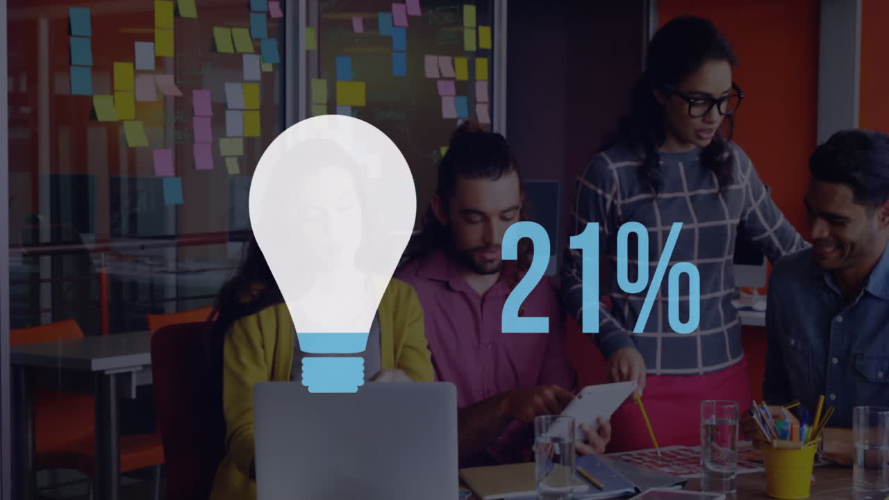 jóvenes trabajadores de oficina con forma de bombilla y números que se llenan de color 4k