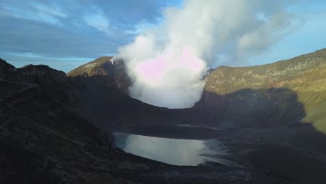 Volcán-Cráter-Activo-Costa-Rica-Vista-Aérea