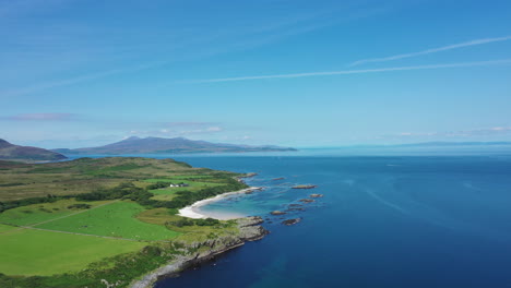 paisaje aéreo de la hermosa línea costera alrededor de la isla de islay, en un hermoso día soleado