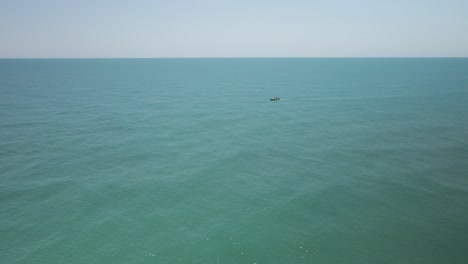 Un-Solo-Barco-De-Pesca-Entre-El-Vasto-Mar-Vacío