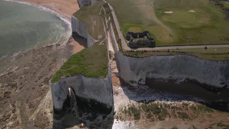 kingsgate bay acantilado de tiza blanca formación costera inglés kent seaside vista aérea de arriba hacia abajo orbitando hacia la izquierda