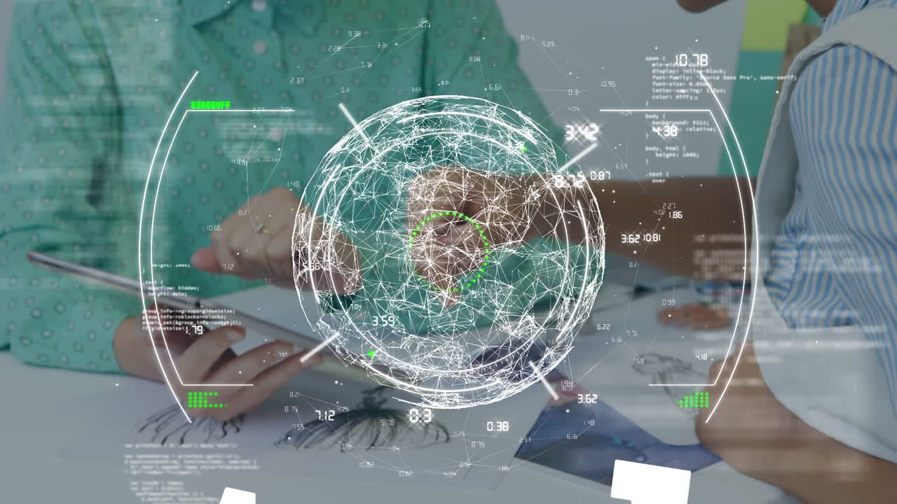 디지털 태블릿을 통해 논의하는 두 명의 여성 사무실 동료에 대한 다양한 전 세계 범위