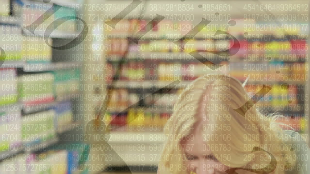 식료품 가게에서 쇼핑하는 여성에 대한 시계 티킹과 데이터 처리