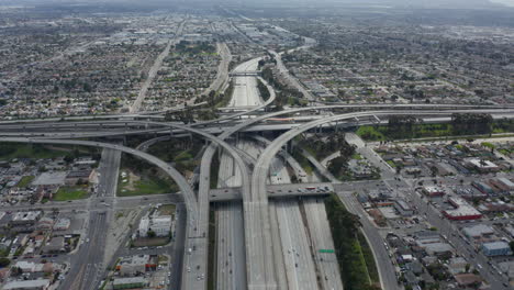 Aéreo:-Espectacular-Intercambio-Judge-Pregerson-Que-Muestra-Múltiples-Caminos,-Puentes,-Autopistas-Con-Poco-Tráfico-De-Automóviles-En-Los-Ángeles,-California,-En-Un-Hermoso-Día-Soleado