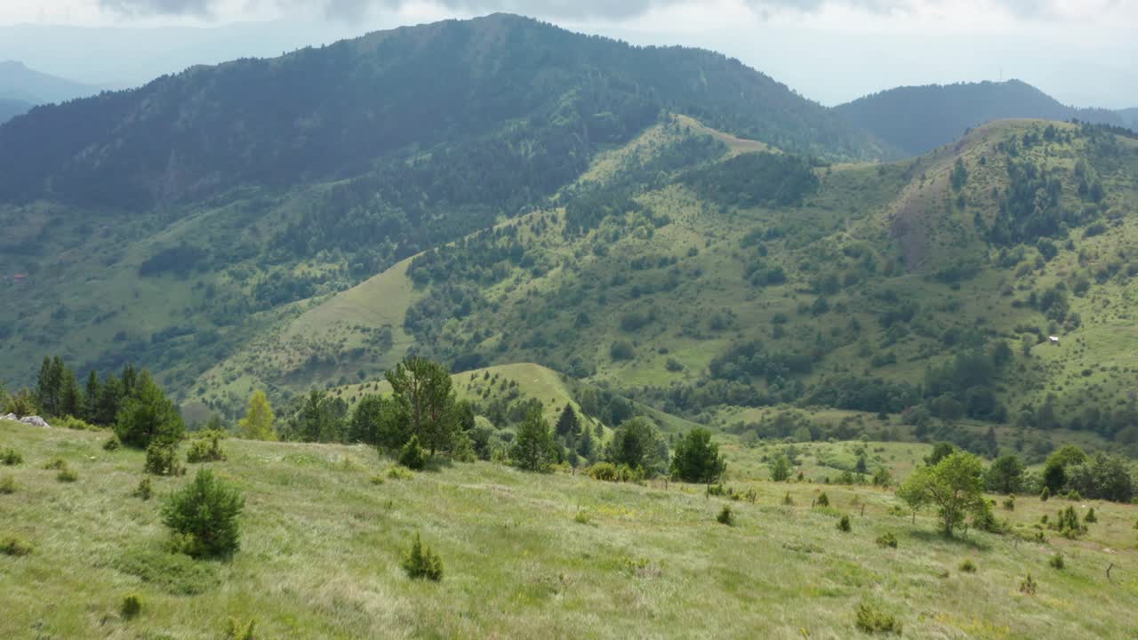 paisaje de la cordillera de jadovnik en la remota campiña serbia, vista aérea