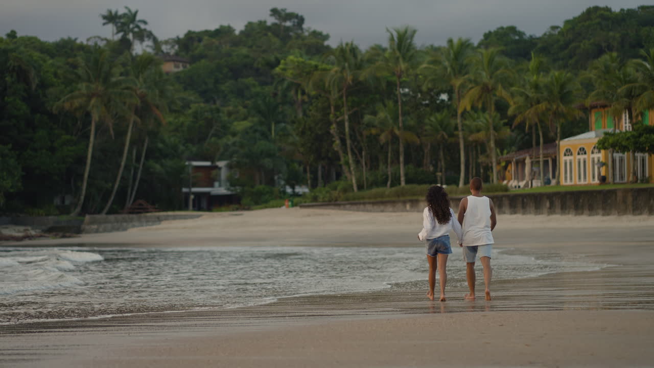 해가 지면 손을 잡고 있는 커플