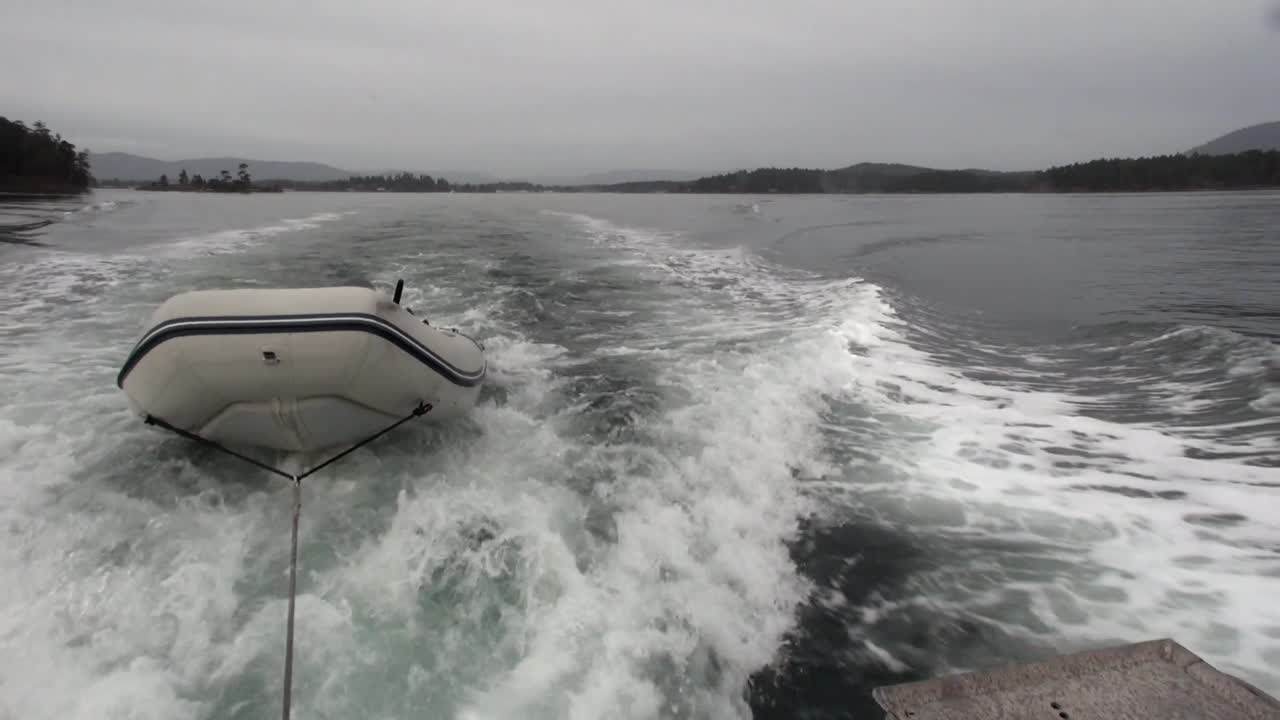 견인되는 팽창식 보트