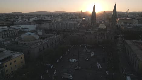 Luftaufnahme-Der-Hauptkathedrale-Von-Guadalajara,-Altstadtplatz-Bei-Sonnenuntergang