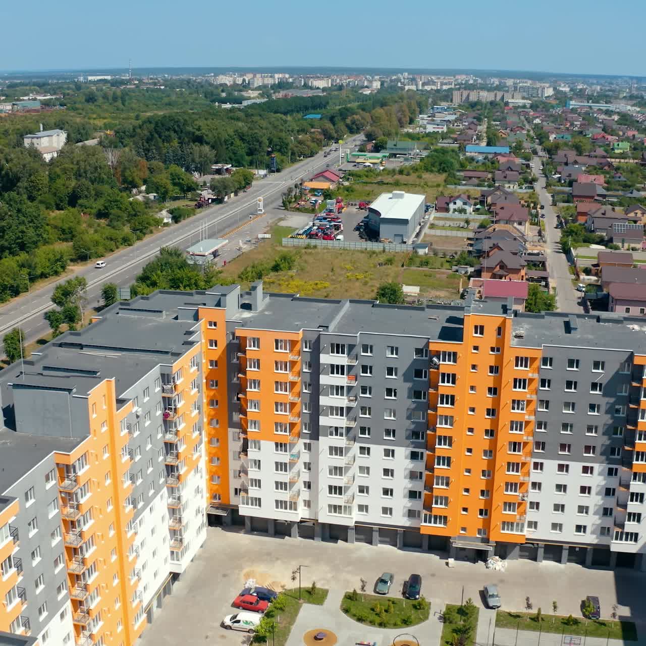 Immenses appartements urbains modernes extérieurs. Vue aérienne de nouvelles maisons urbaines