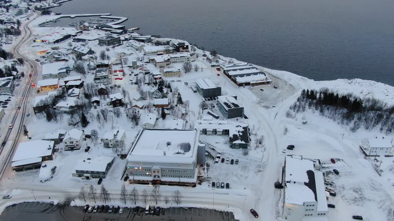 дронный вид в тромсо финнес, небольшом городке, полном снега и гор на горизонте в норвегии