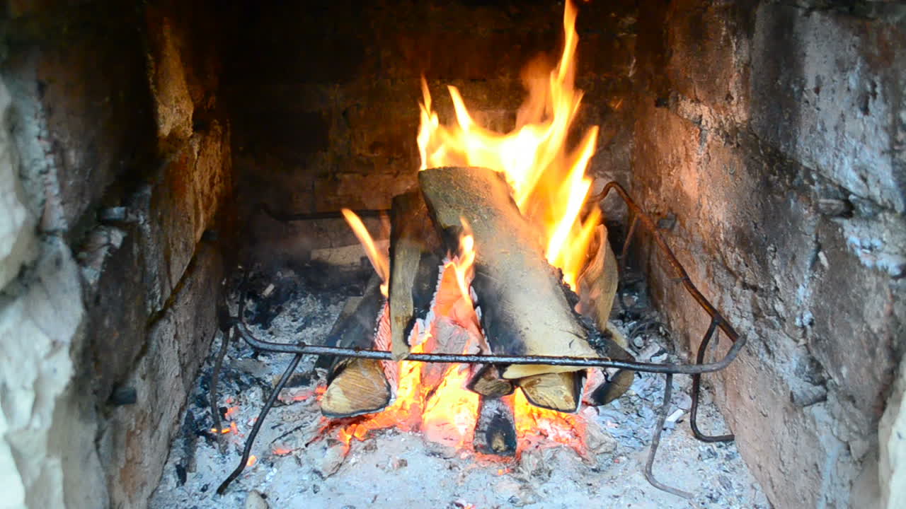Tuli hiilipannussa. Hiilien valmistelu grillaukseen