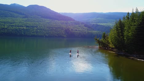 Paar-Rudert-Auf-Einem-Stand-Up-Paddle-Board-Im-Fluss-4k