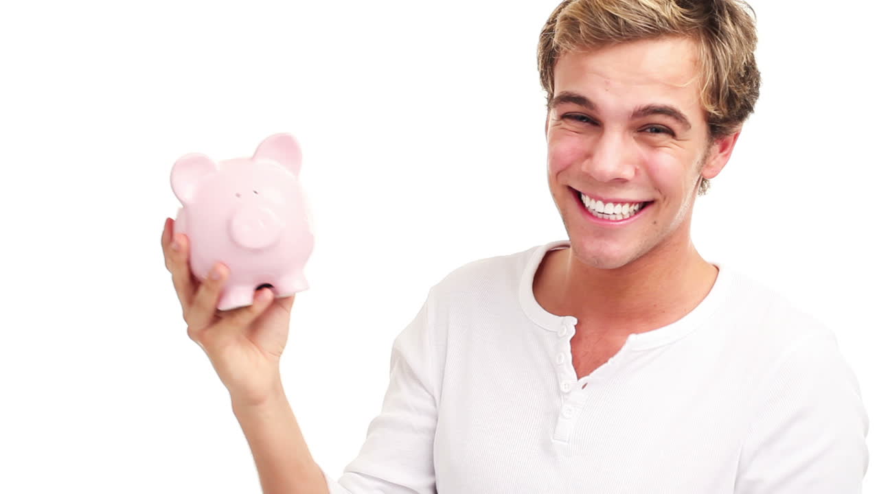 Lächelnder Mann mit Sparschwein.