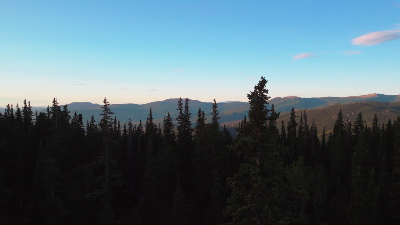 cinematográfico aéreo zumbido mañana amanecer denver monte evans 14er chicago lagos frente al pie estribaciones montañas rocosas i70 idaho manantiales hojas perennes paso de india eco montaña árboles jib up movimiento