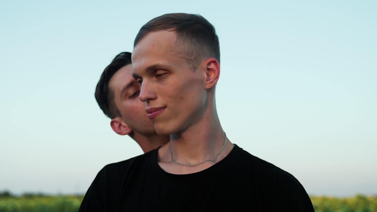 романтическая пара на открытом воздухе