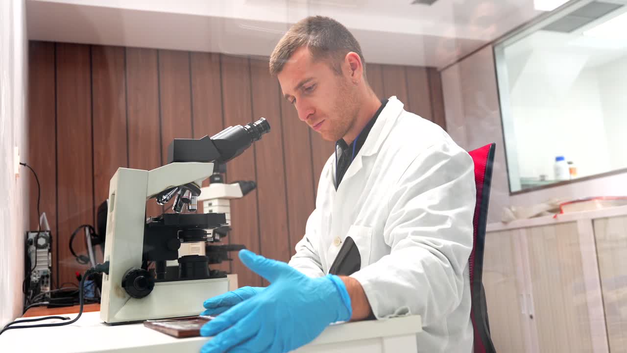 científico usando el microscopio en el laboratorio