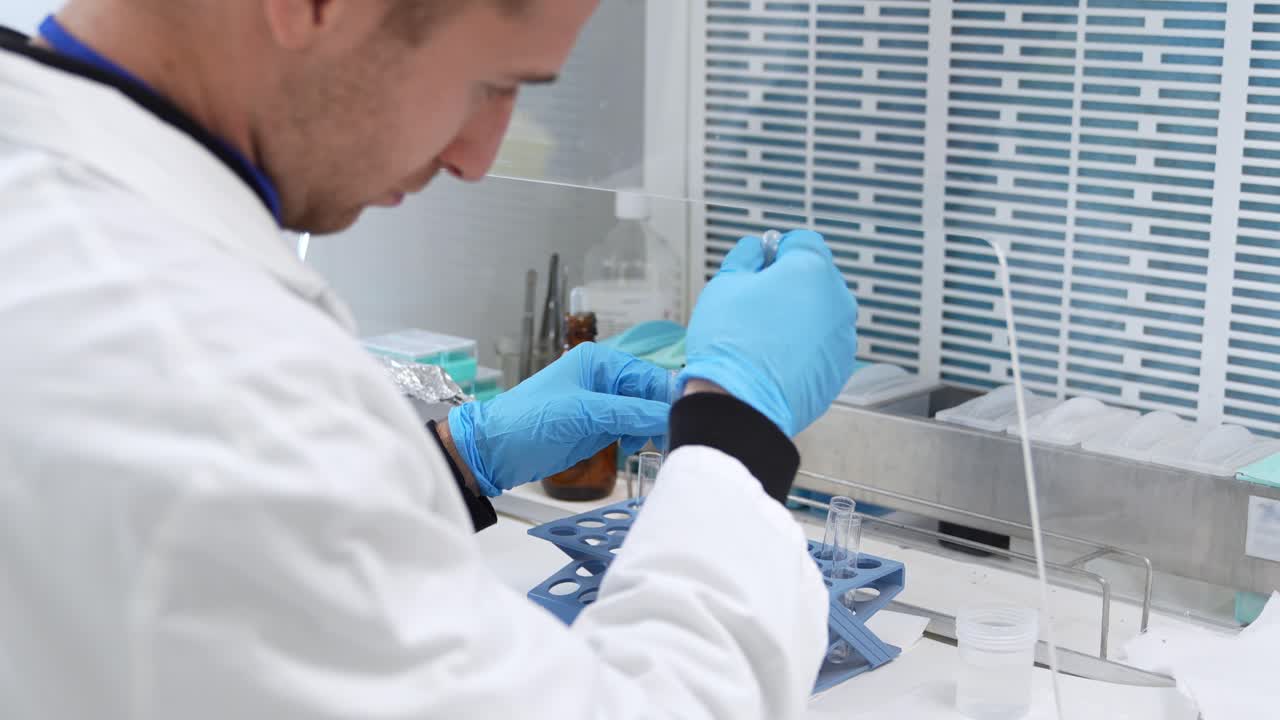 Cientista conduzindo pesquisas em um laboratório