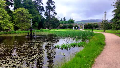 los turistas disfrutan de los paseos a través de los extensos jardines, estanques, fuentes, vida silvestre y hermosas vistas en wicklow, irlanda.