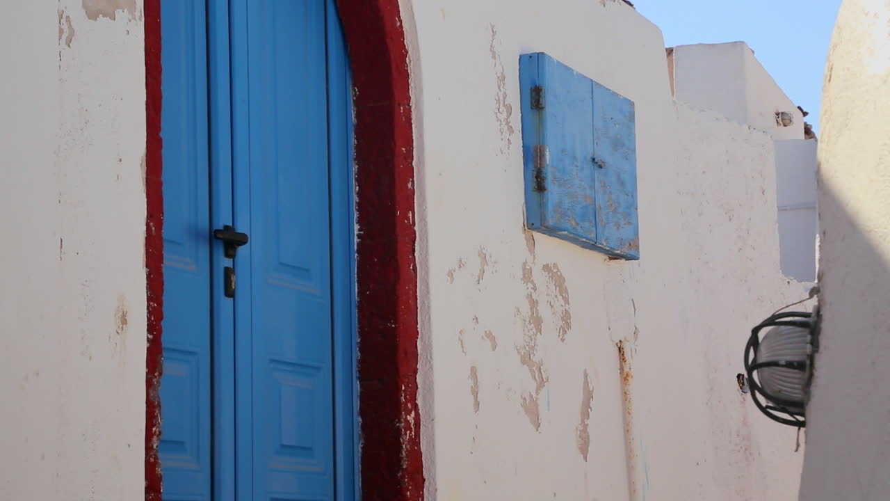hermosas paredes encaladas y puertas azules en la isla de santorini en grecia 1