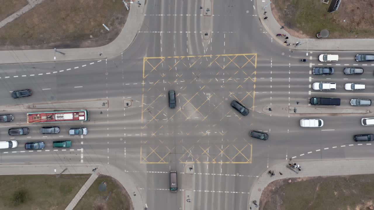 항공: 매우 큰 교차로에서 출퇴근 시간의 교통