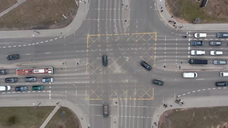 Antenne:-Verkehr-Während-Der-Hauptverkehrszeit-Auf-Einer-Sehr-Großen-Kreuzung