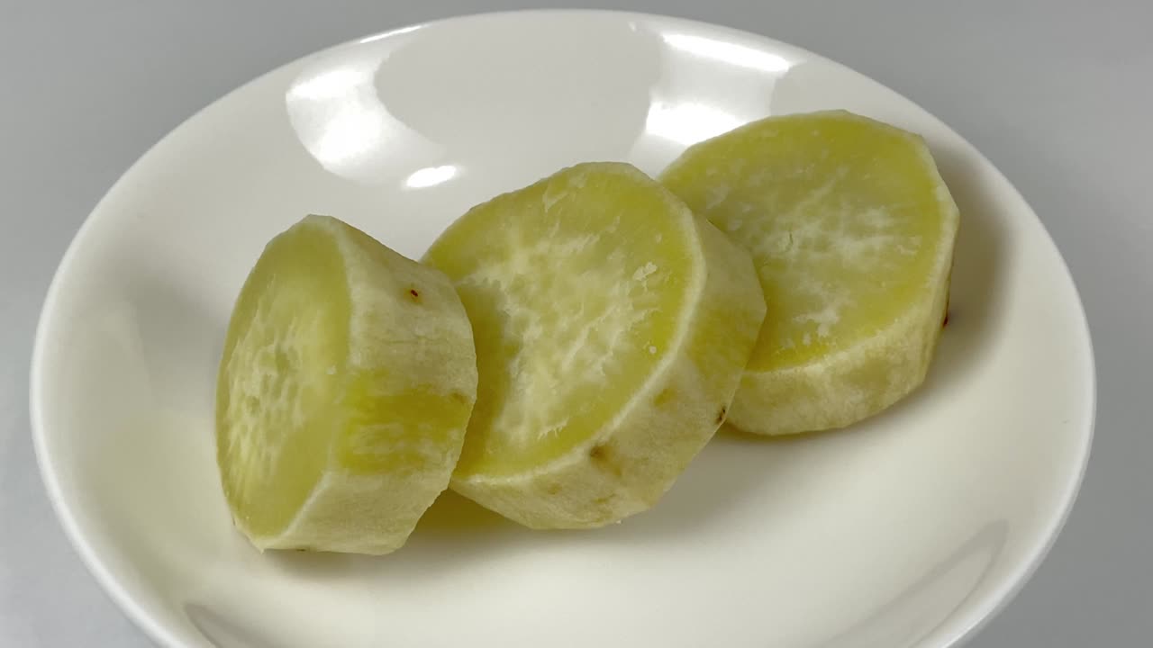 둥근 조각으로 잘라진 달한 감자