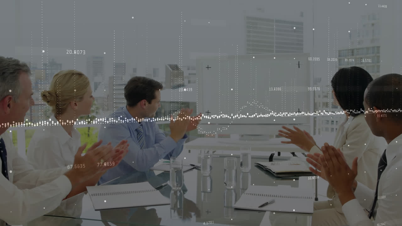 숫자, 점, 음파의 애니메이션, 다민족 행복한 동료들이 프로젝트의 성공에 박수를 치고 있습니다.