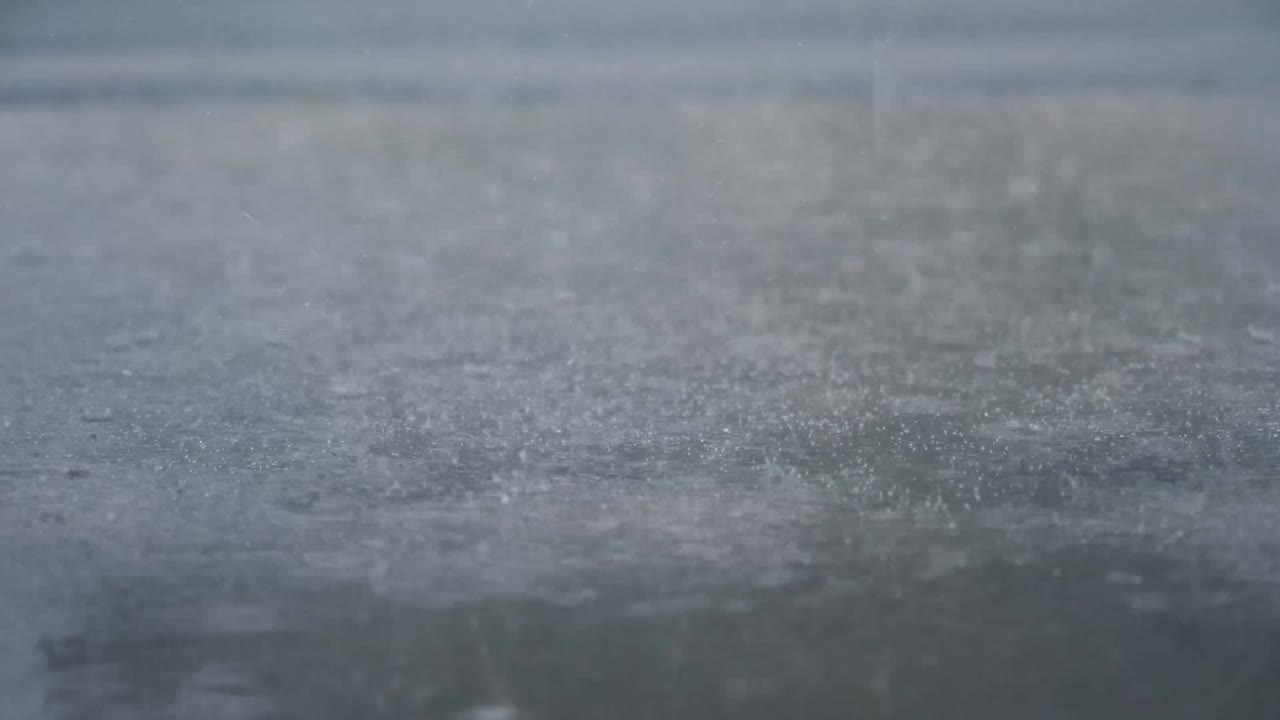 La lluvia está cayendo al suelo