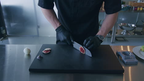 un chef cortando un higo fresco