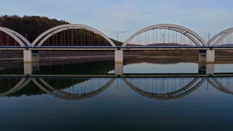 puente ferroviario de arco atado con un reflejo perfecto en el río skawa en wadowice, voivodato de menor polonia, polonia