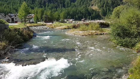 Niños-Y-Familias-Divirtiéndose-En-Un-Parque-Entre-Las-Montañas-Y-Cerca-De-Un-Río