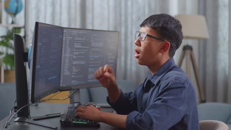 지친 프로그래머가 책상에서 잠을 자고 있습니다.