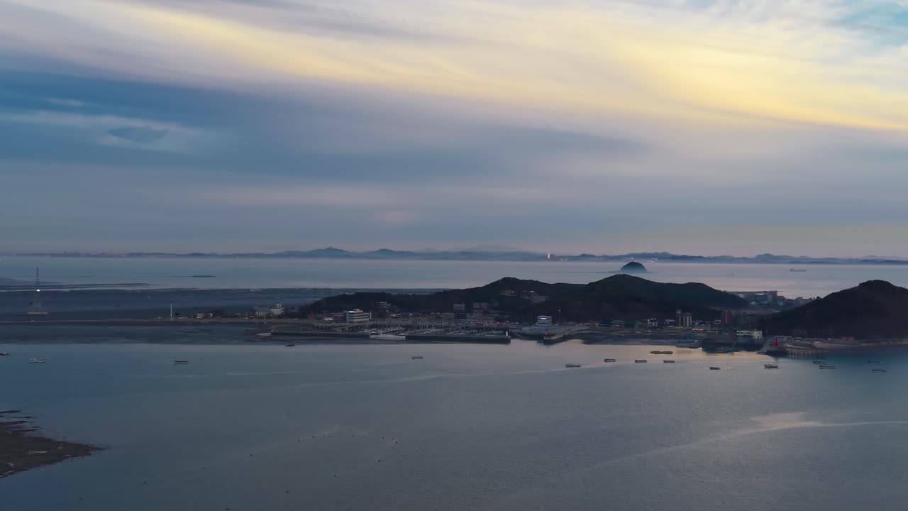 대한민국 제부도 해안 마을의 마리나, 해상 케이블카, 어선과 요트, 그리고 황혼녘의 잔잔한 바다를 담은 드론 항공 뷰.