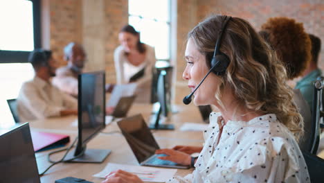 Retrato-De-Una-Mujer-De-Negocios-En-Un-Equipo-De-Negocios-Multicultural-Usando-Auriculares-En-El-Centro-De-Atención-Al-Cliente