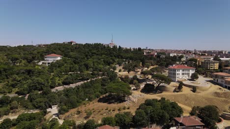 Luftdrohne-Mit-Grünem-Stadtblick