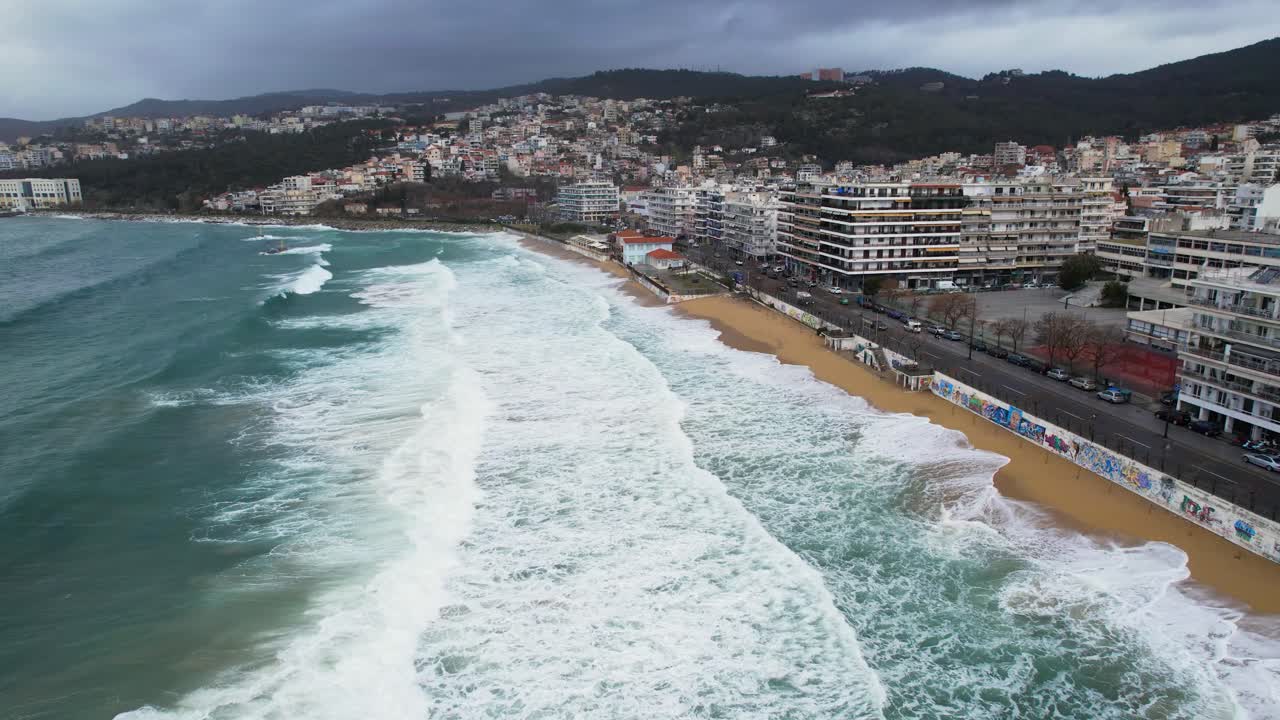 Onde marine in tempesta sulla spiaggia di Rapsani, Kavala, Grecia. Dolly aereo, costa del Mar Egeo