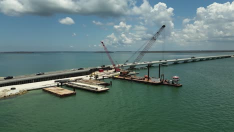 vista aérea de la reparación del puente después del huracán ian
