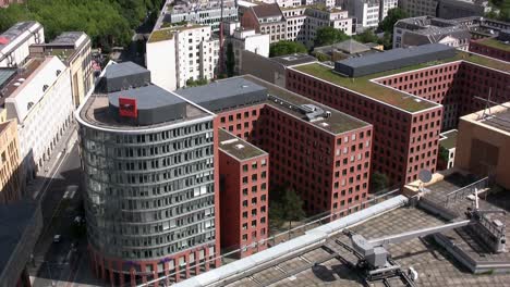 vista aérea media sobre berlín cerca de podsdamer platz, alemania