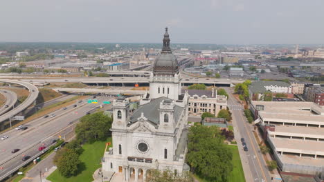 La-Basílica-De-Santa-María-Con-La-Autopista-De-Minneapolis-Al-Fondo,-Vista-Aérea