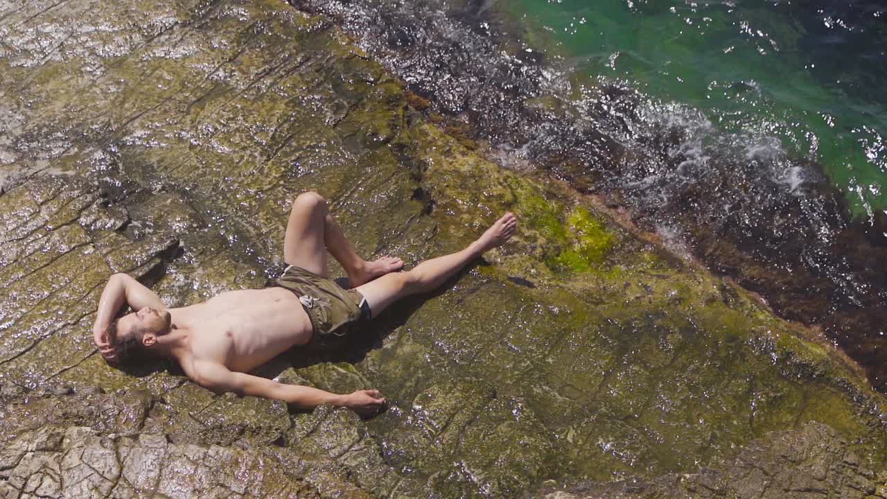 modelo masculino musculoso en cámara lenta