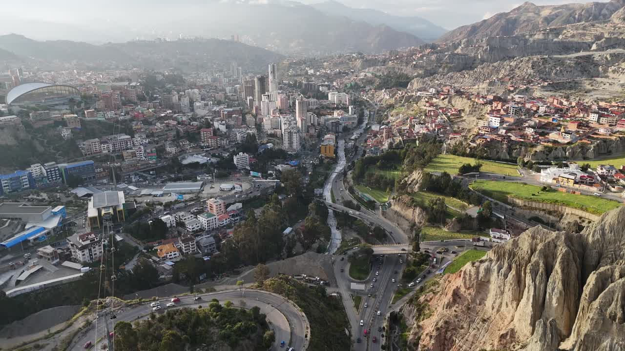 vista aérea de drones de la ciudad capital de bolivia, la paz, américa del sur